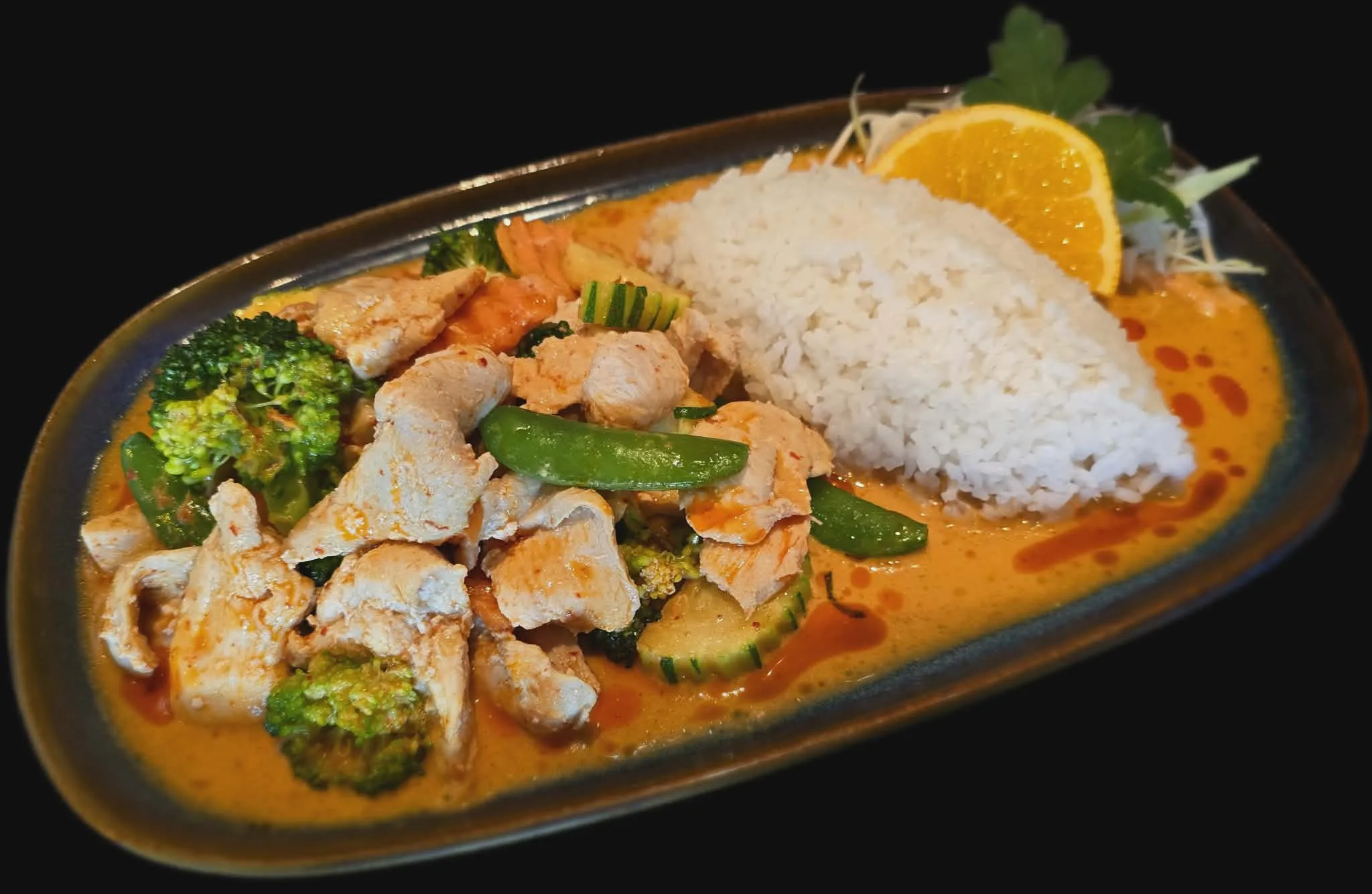 Pa Naeng – kremet currykylling med brokkoli, sukkererter og ris