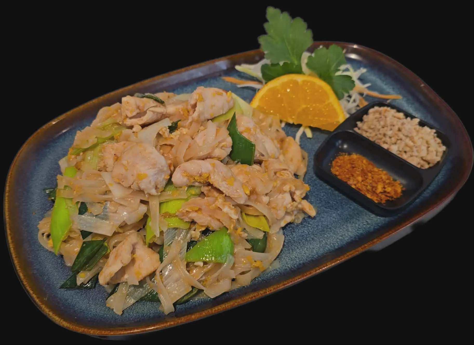 Pad Thai – risnudler med kylling, bønnespirer, vårløk og peanøtter