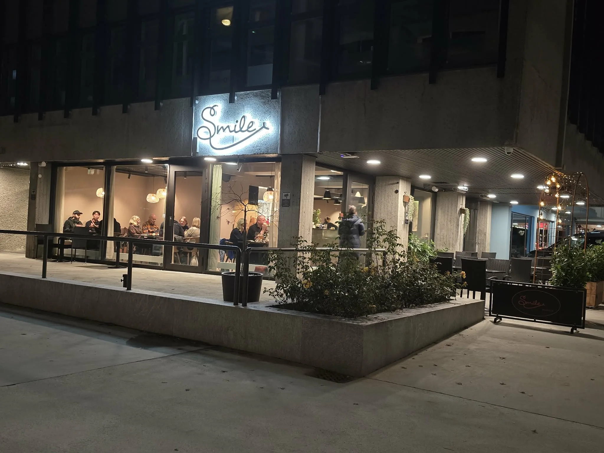 Smile Thai & Sushi restaurant om kvelden